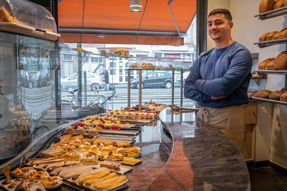 Medewerker achter de toog van de bakkerij
